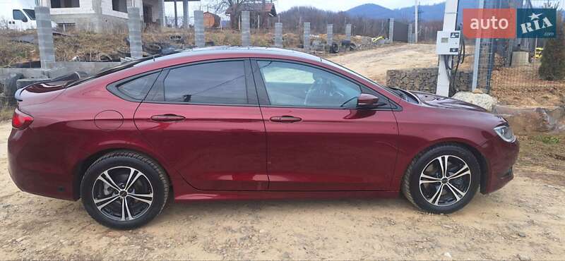 Седан Chrysler 200 2015 в Мукачево