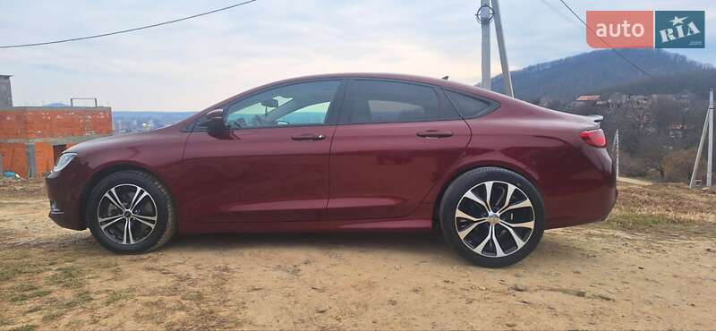 Седан Chrysler 200 2015 в Мукачево