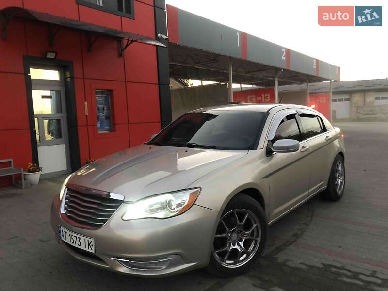 Седан Chrysler 200 2014 в Івано-Франківську