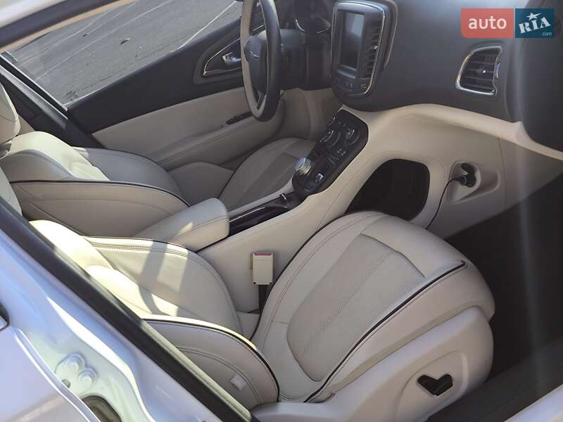 Седан Chrysler 200 2014 в Виннице