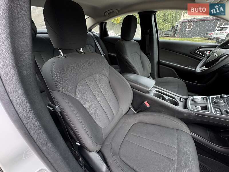 Седан Chrysler 200 2016 в Виннице