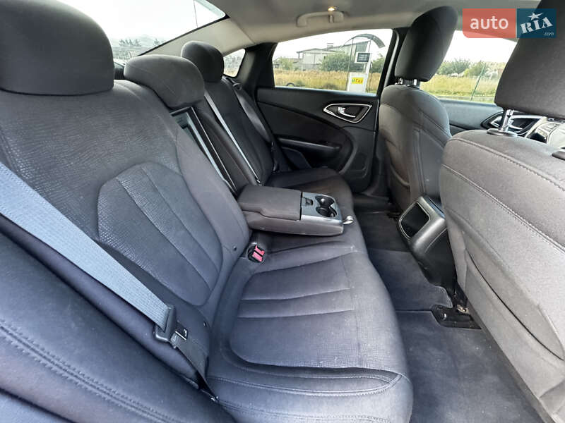 Седан Chrysler 200 2015 в Хусте