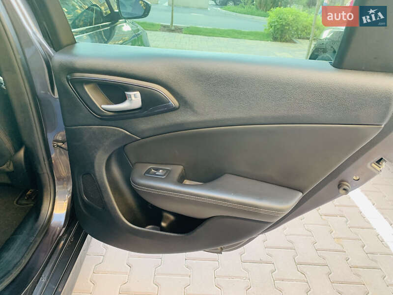 Седан Chrysler 200 2015 в Києві