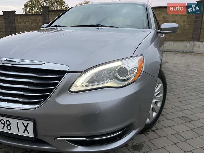 Седан Chrysler 200 2014 в Дубні