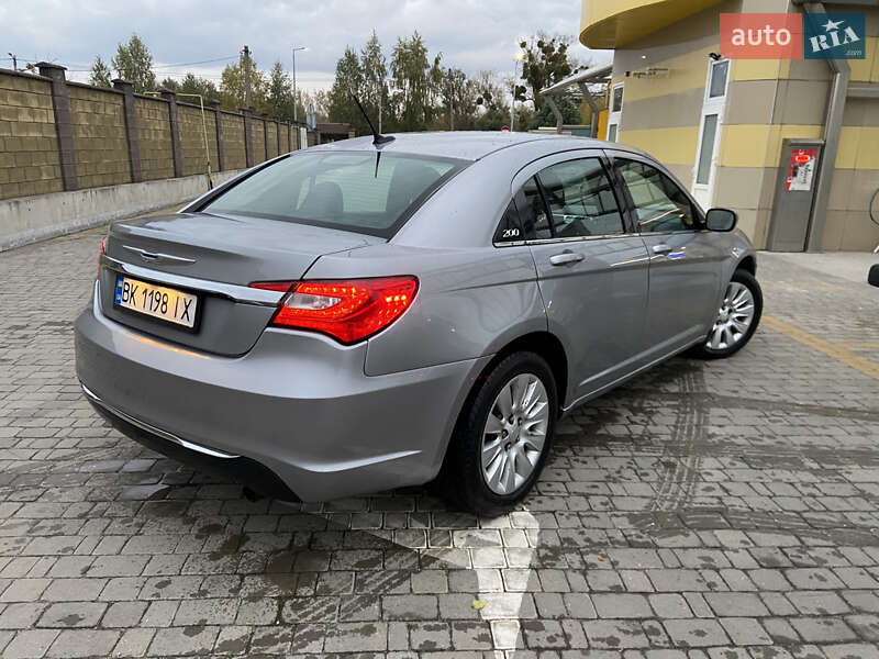 Седан Chrysler 200 2014 в Дубні