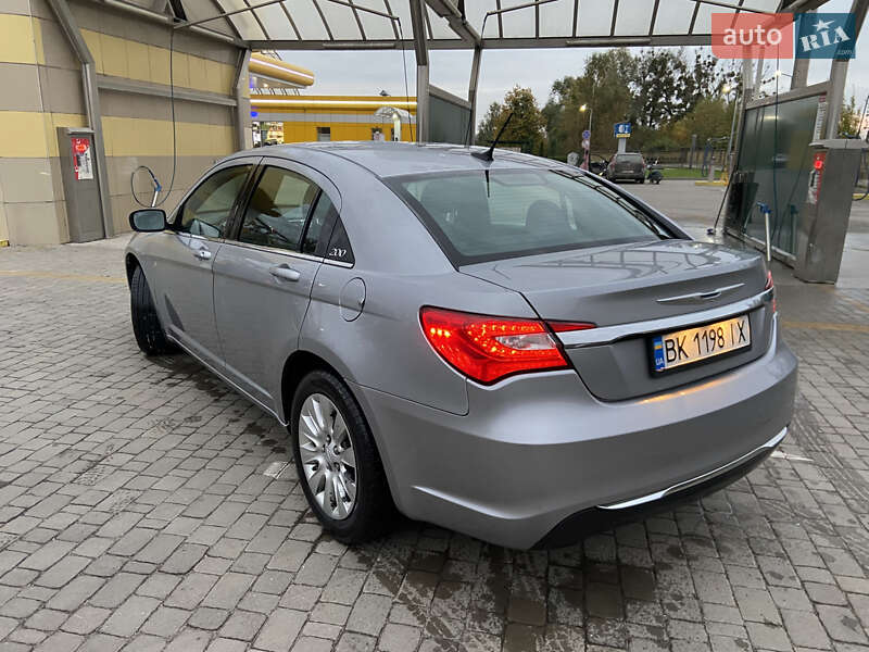 Седан Chrysler 200 2014 в Дубні