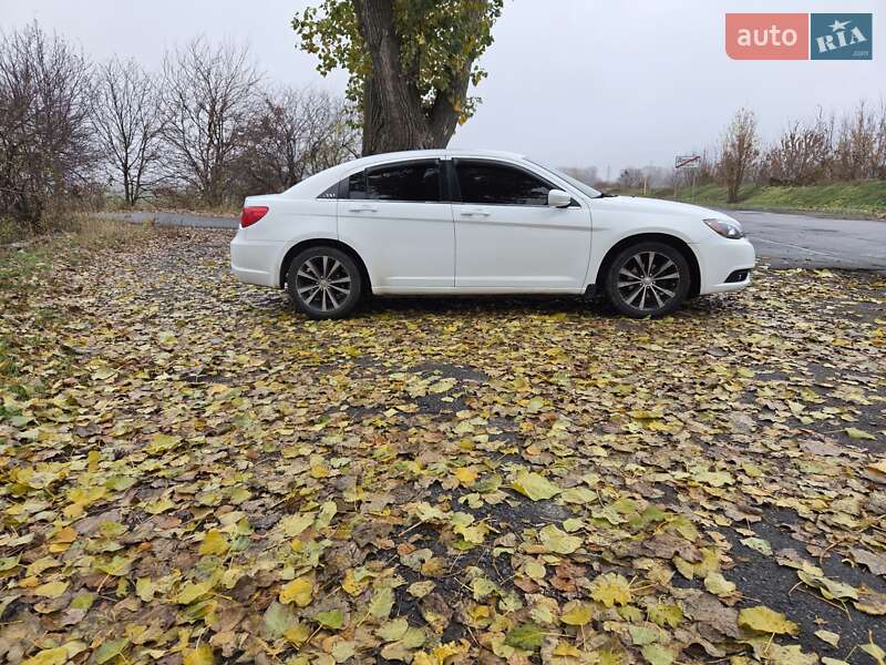 Седан Chrysler 200 2013 в Дніпрі
