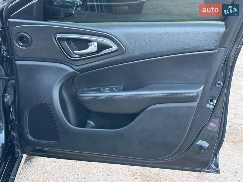 Седан Chrysler 200 2016 в Виннице