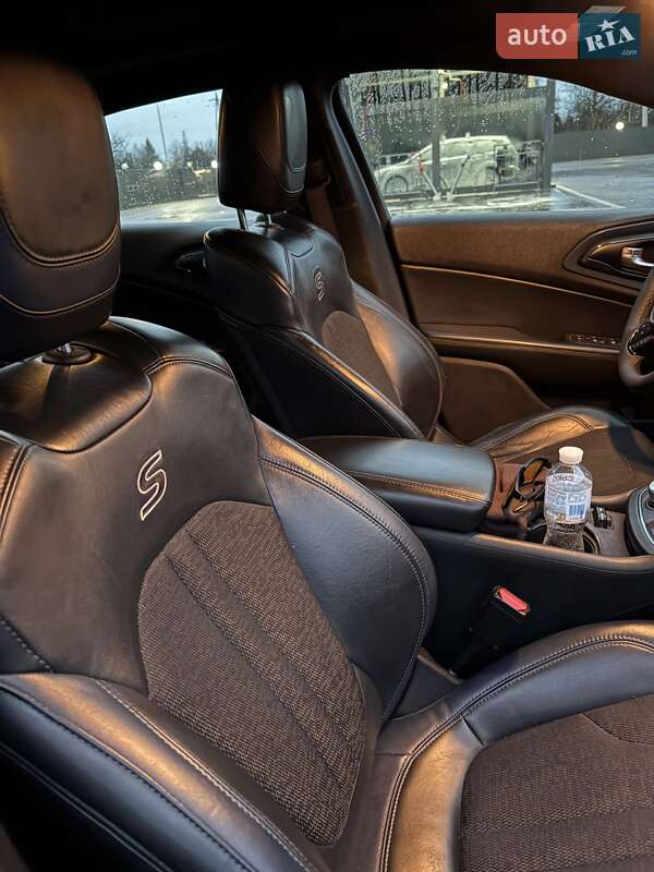 Седан Chrysler 200 2015 в Долине