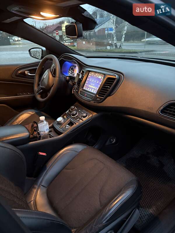 Седан Chrysler 200 2015 в Долине