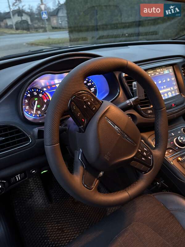 Седан Chrysler 200 2015 в Долине