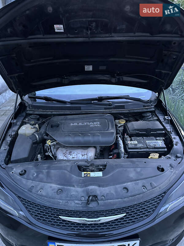 Седан Chrysler 200 2015 в Львове