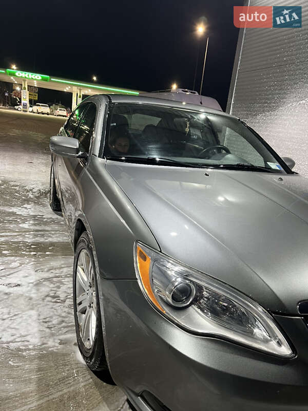 Седан Chrysler 200 2013 в Красном