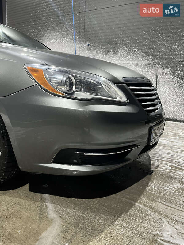 Седан Chrysler 200 2013 в Красном