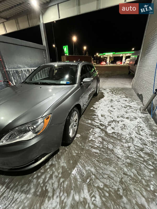 Седан Chrysler 200 2013 в Красном