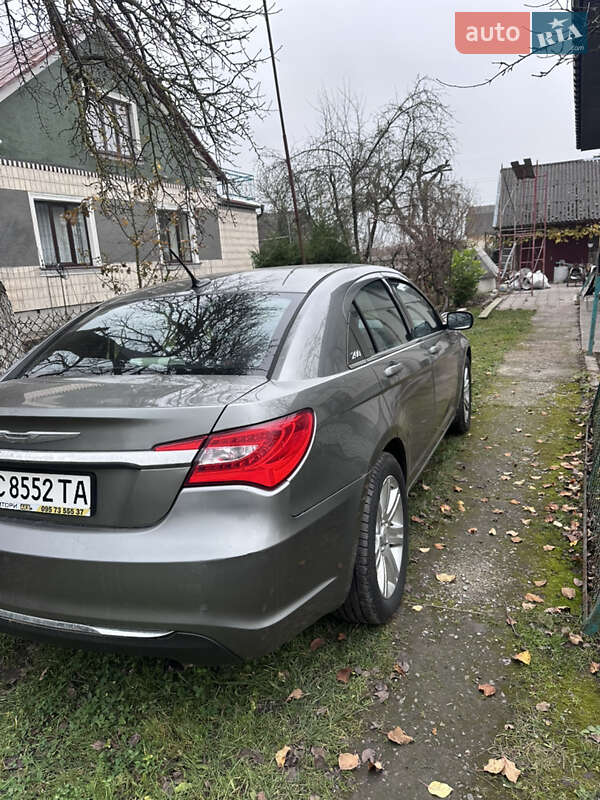 Седан Chrysler 200 2013 в Красном