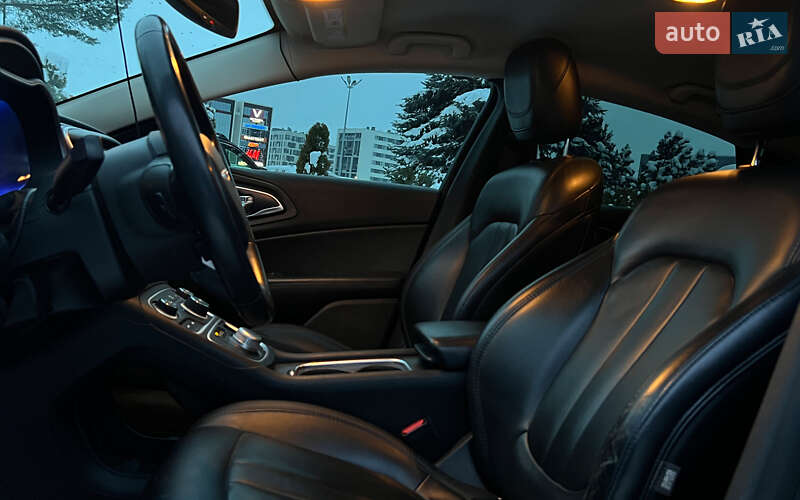 Седан Chrysler 200 2016 в Львове