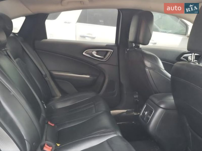 Седан Chrysler 200 2015 в Обухові