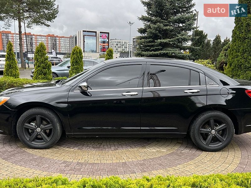 Седан Chrysler 200 2013 в Львове