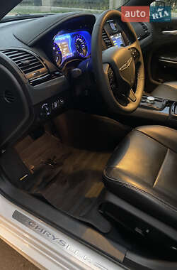 Седан Chrysler 300 S 2022 в 