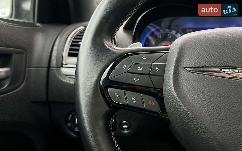 Седан Chrysler 300 S 2015 в Львові