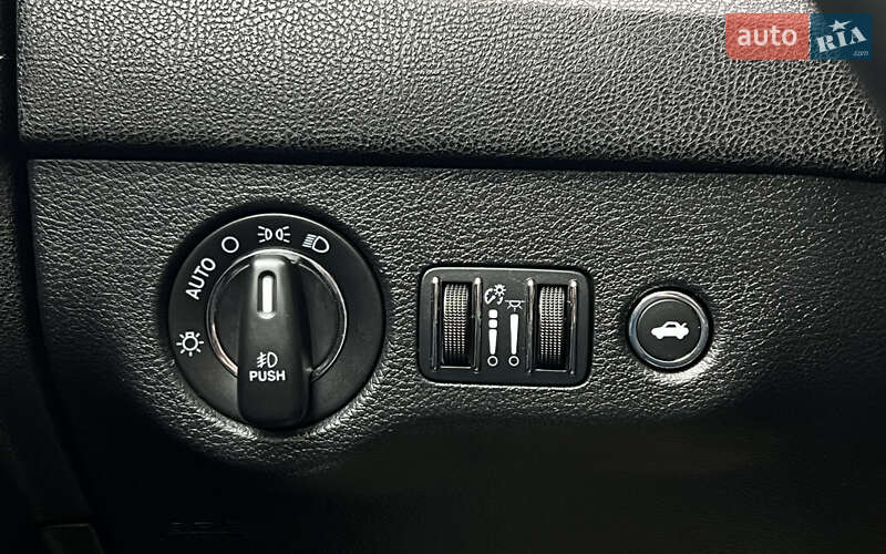 Седан Chrysler 300 S 2015 в Львові