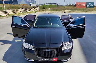 Седан Chrysler 300 2018 в Львове