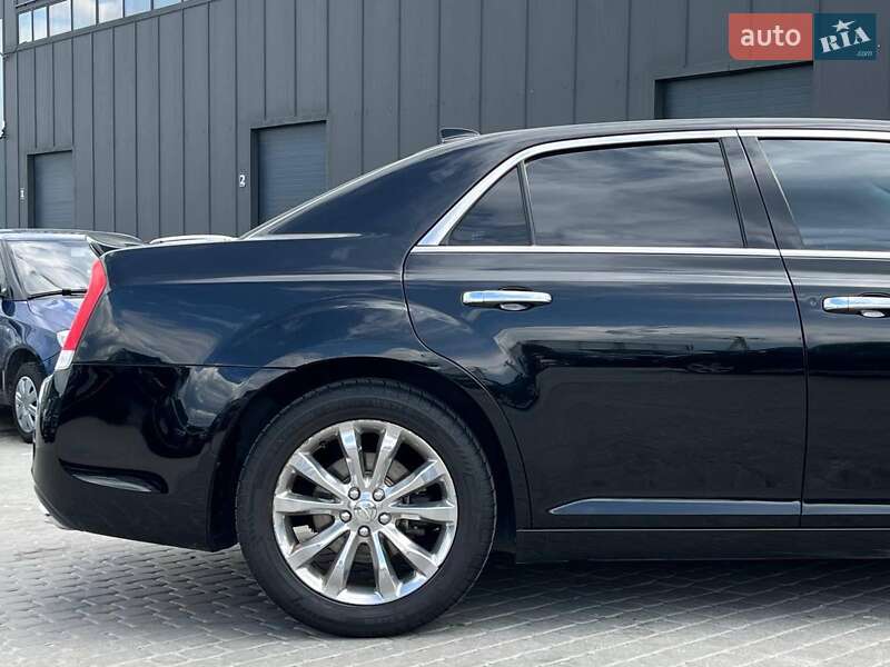 Седан Chrysler 300 2018 в Львове