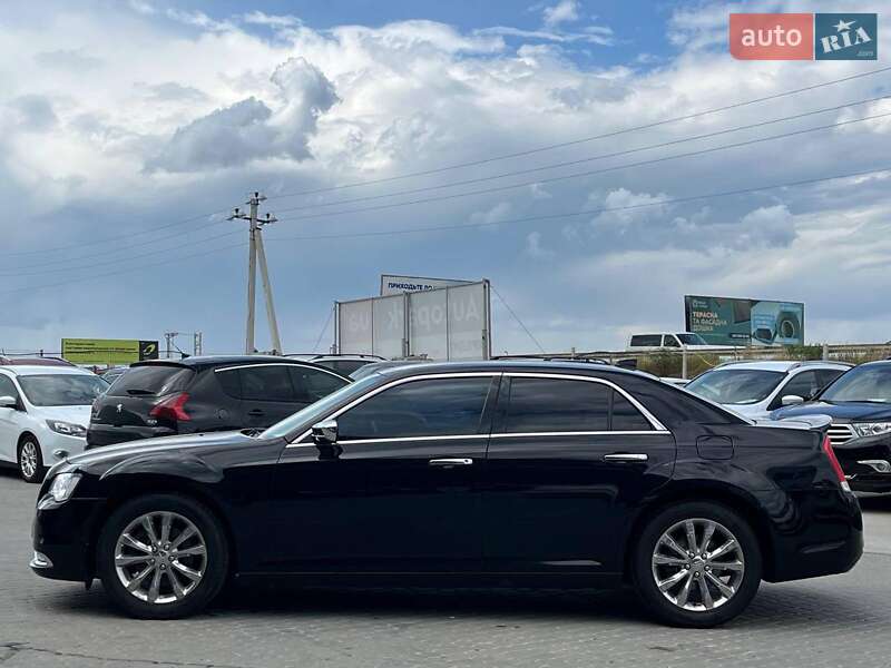 Седан Chrysler 300 2018 в Львове