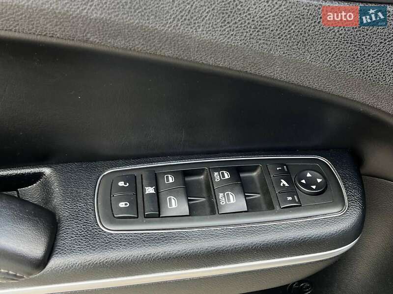 Седан Chrysler 300 2018 в Львове