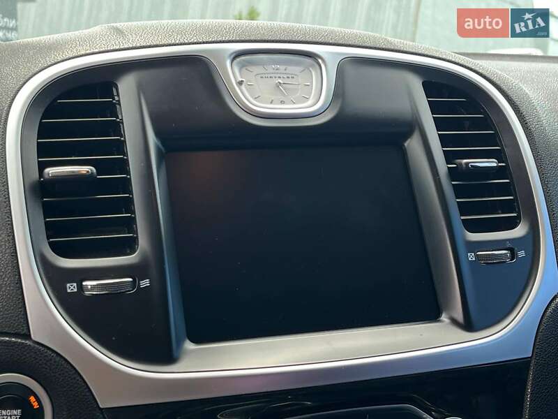 Седан Chrysler 300 2018 в Львове