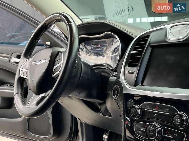 Седан Chrysler 300 2018 в Львове