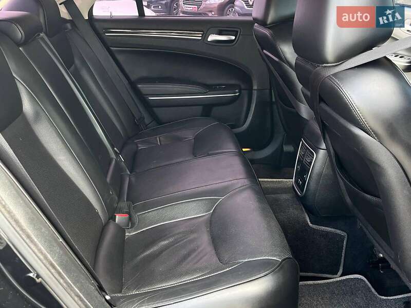 Седан Chrysler 300 2018 в Львове