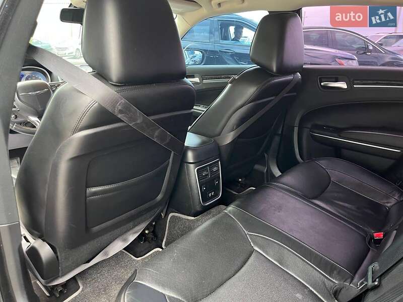 Седан Chrysler 300 2018 в Львове