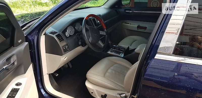 Седан Chrysler 300C 2005 в Кельменцях