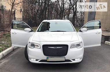 Седан Chrysler 300C 2016 в Киеве