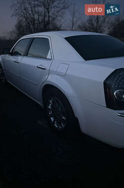 Хэтчбек Chrysler 300C 2005 в 
