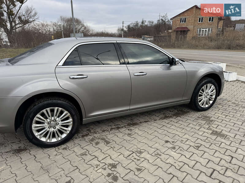Седан Chrysler 300C 2014 в Черновцах