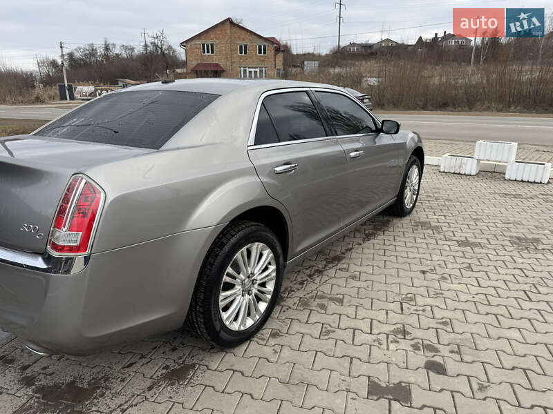 Седан Chrysler 300C 2014 в Черновцах