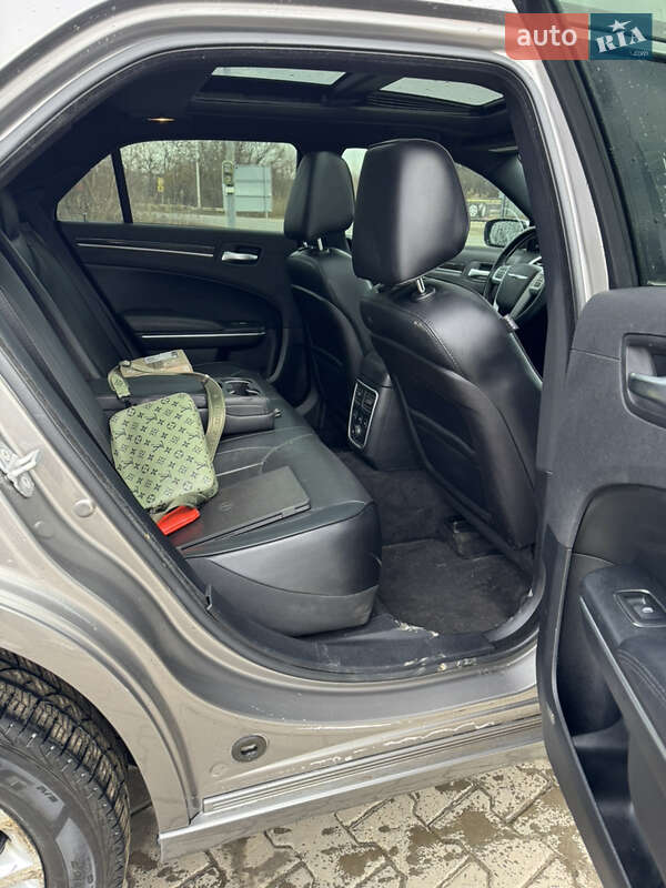 Седан Chrysler 300C 2014 в Черновцах