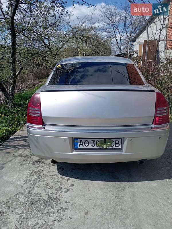 Седан Chrysler 300C 2005 в Виноградове