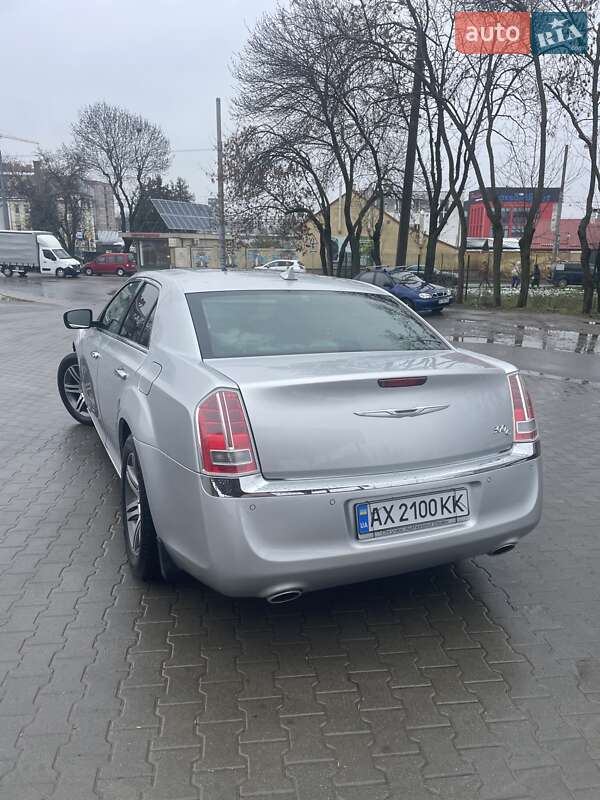 Седан Chrysler 300C 2012 в Львове