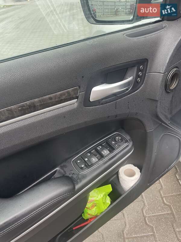 Седан Chrysler 300C 2012 в Львове