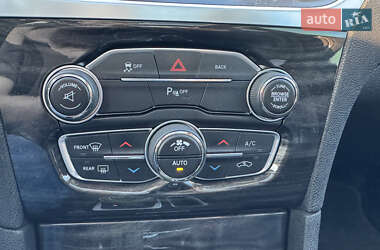 Седан Chrysler 300C 2016 в 