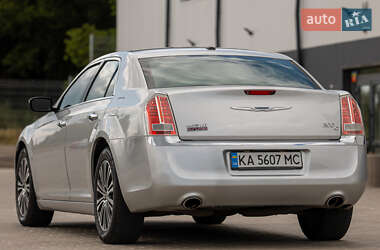 Седан Chrysler 300C 2012 в 