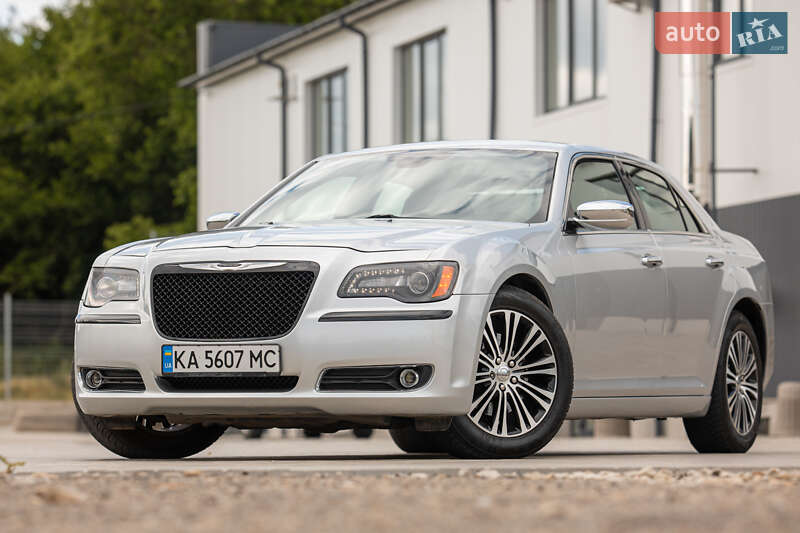 Седан Chrysler 300C 2012 в 