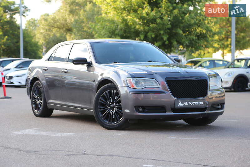 Седан Chrysler 300C 2013 в 