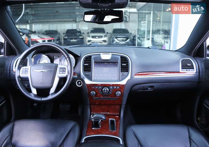 Седан Chrysler 300C 2013 в Киеве