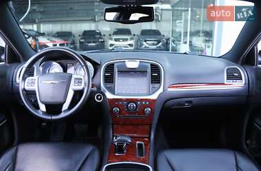 Седан Chrysler 300C 2013 в 