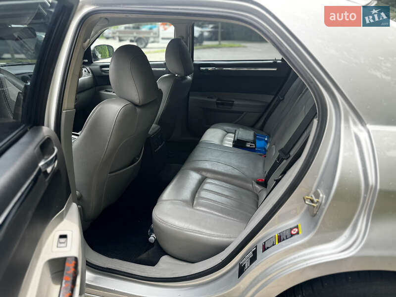 Седан Chrysler 300C 2008 в Львові